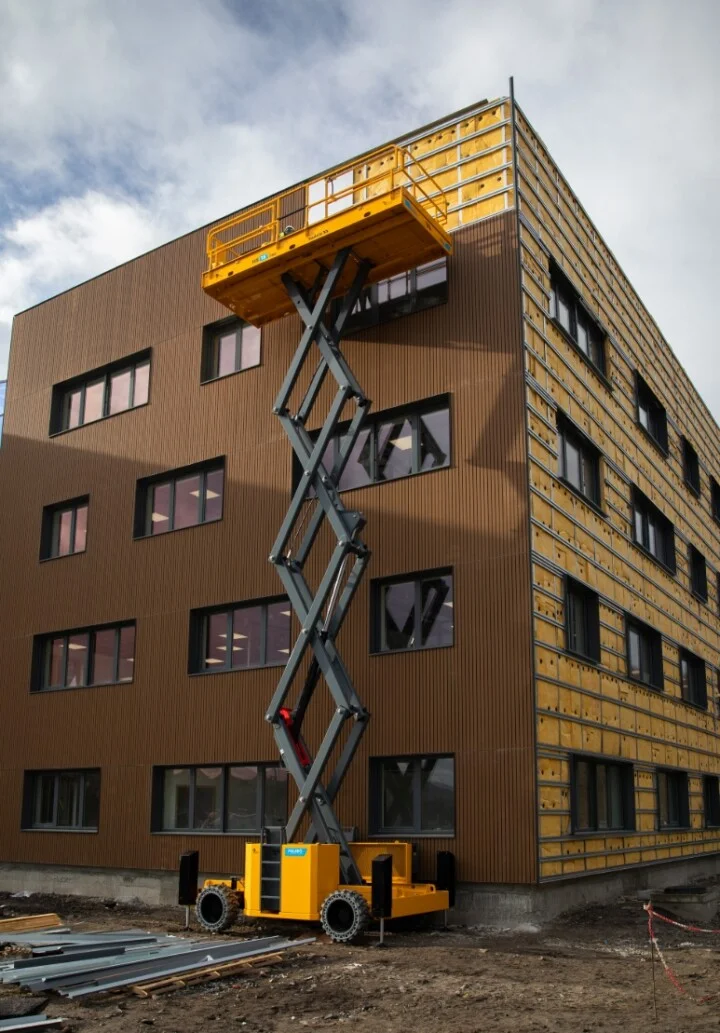 Haulotte HS15 E PRO<br />Noleggio piattaforma aerea versatile e potente. Con prestazioni eccellenti e garantisce sicurezza e facilità d'uso. 