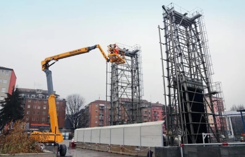noleggio piattaforma aerea semovente articolata 32m<br />adatta ad ogni terreno, robuta e sicura 
