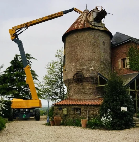noleggio piattaforma aerea semovente articolata 32m<br />adatta ad ogni terreno, robuta e sicura 